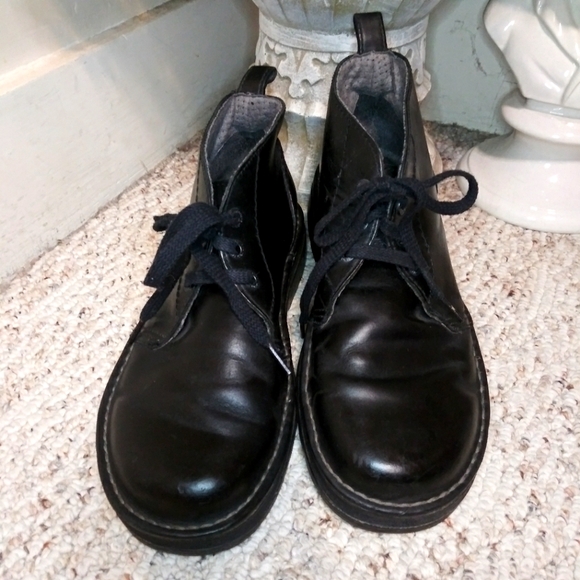 Dr. Martens Men's Reed Black Leather Chukka Style Lace-Up Boots - Picture 3 of 10